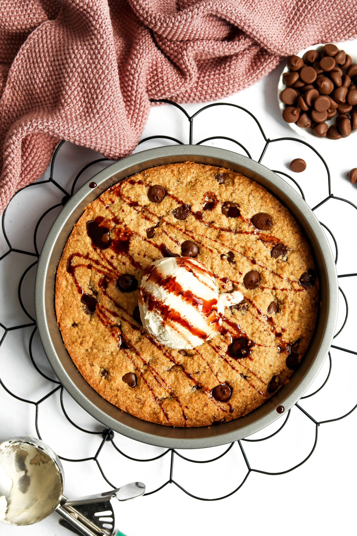 https://nadiashealthykitchen.com/wp-content/uploads/2018/09/giant-vegan-chocolate-chip-cookie2.jpg