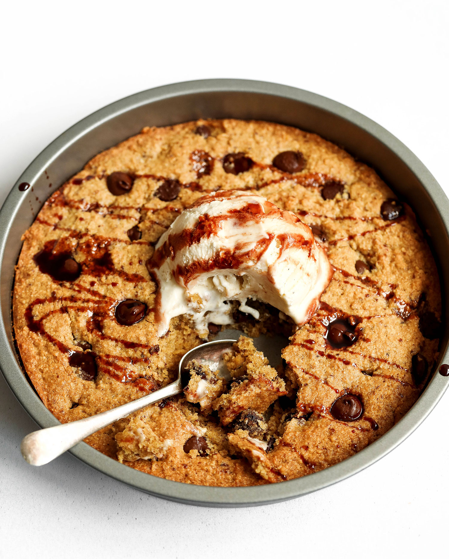 https://nadiashealthykitchen.com/wp-content/uploads/2018/09/giant-vegan-chocolate-chip-cookie6.jpg