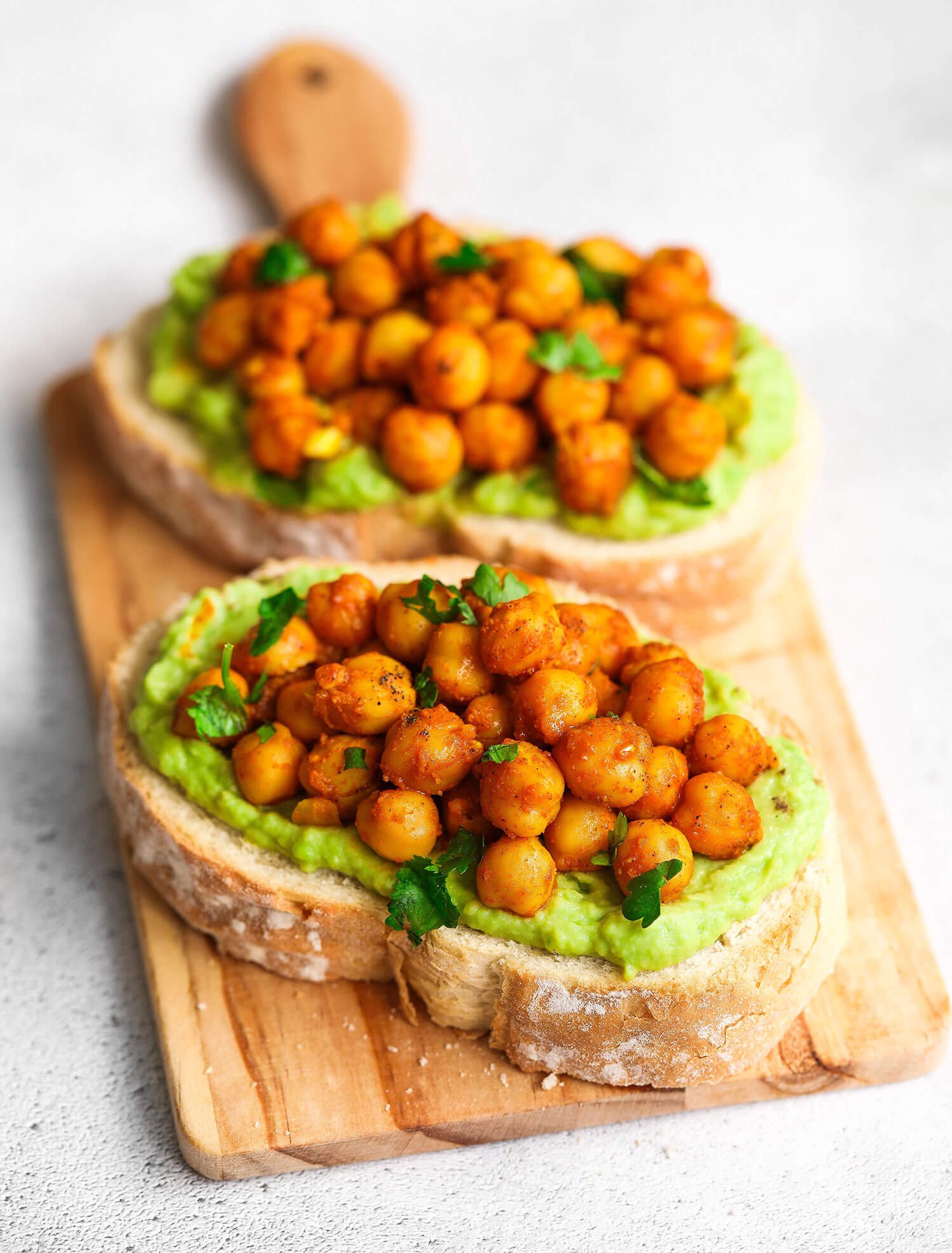 SMASHED AVO TOAST WITH SPICED CHICKPEAS - Taylah's Kitchen